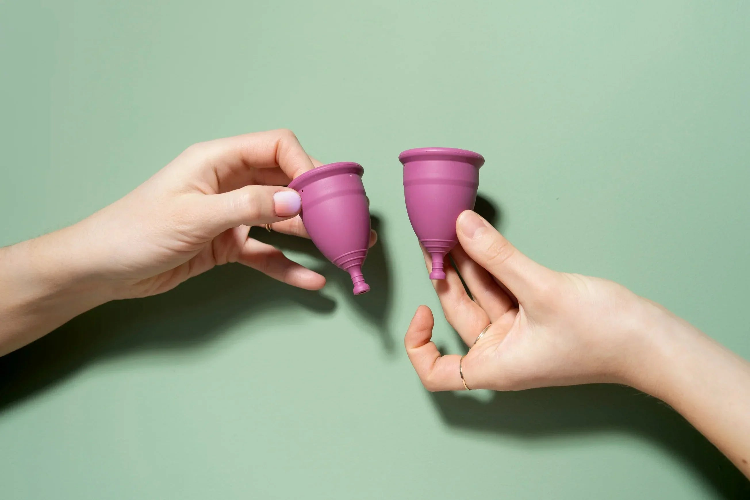 Kubeczek menstruacyjny – do czego służy i jak używać go prawidłowo?