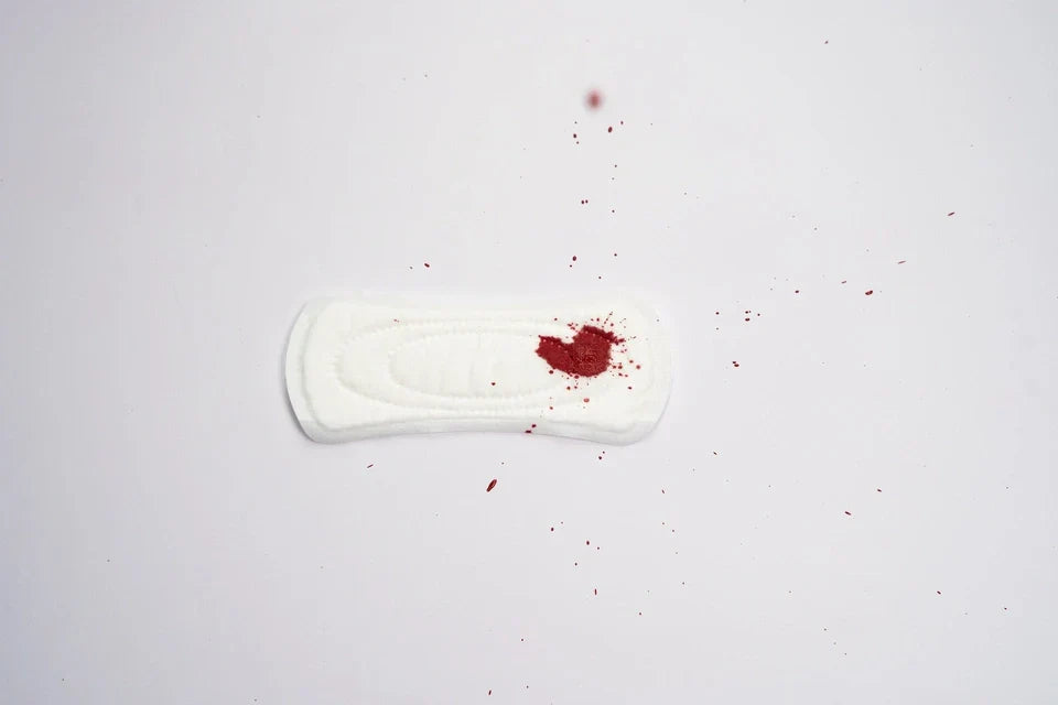 Co oznacza plamienie przed okresem?