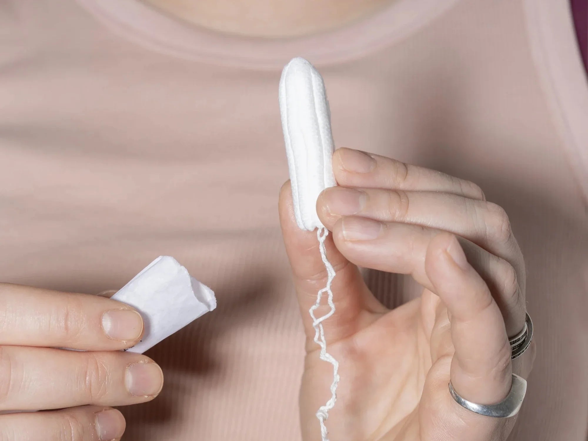 Ból przy zakładaniu tamponu. Dlaczego aplikacja tamponu boli?