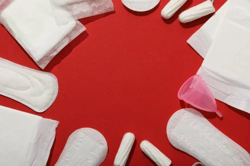 Ile kosztuje miesiączka? Kalkulator kosztów i sposoby na oszczędzanie podczas menstruacji